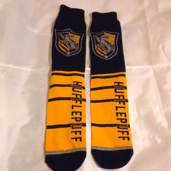 Hogwarts Crew Socks Trio/Gryffindor Tie Set - Picture 8 of 12